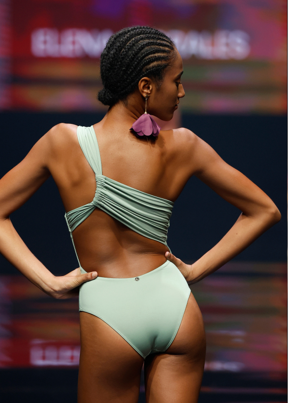 Modelo biki azul pasarela Elena Morales