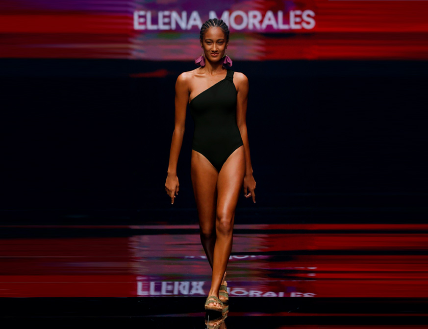 Modelo con bañador One shoulder de color negro de Elena Morales
